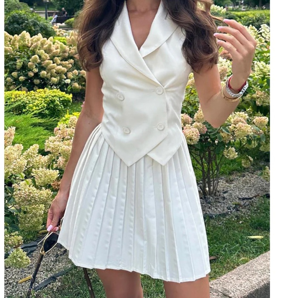 Elegant White Double-Breasted vest and pleated skort